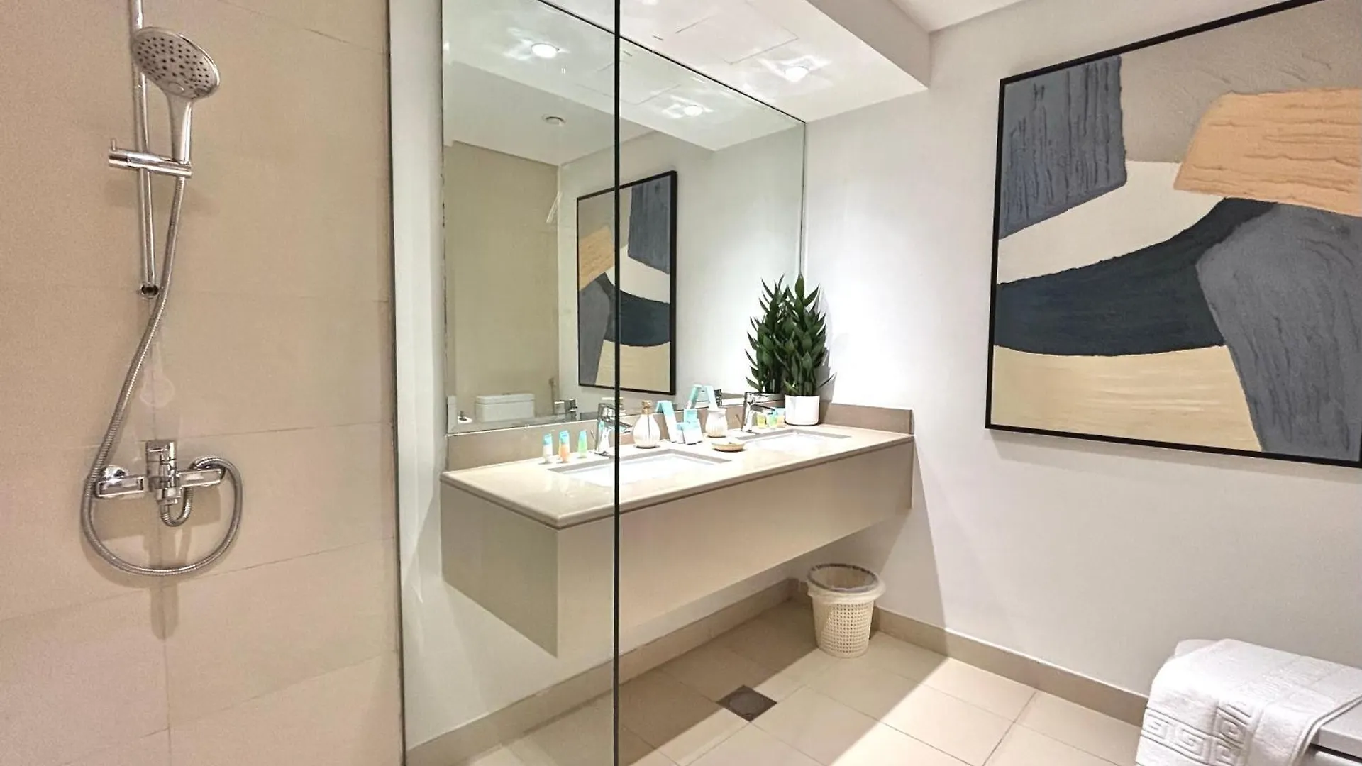 Luxury 2Br, Yas Island By Ferrari World & Yas Mall アブダビ アパート